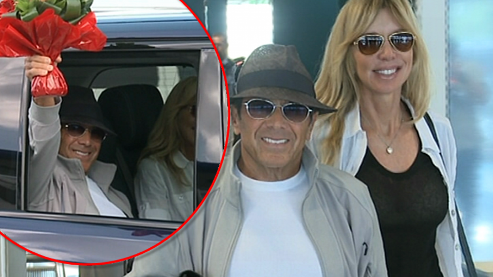 Video VIP zprávy: Paul Anka přiletěl do Čech i se svou krásnou a o mnoho vyšší manželkou